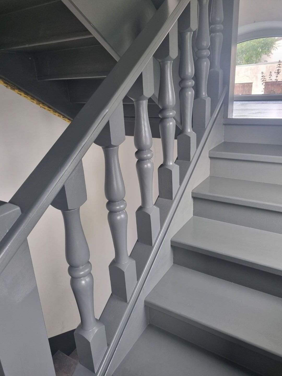 Trepikäsipuu ja metallidetailid Tallinna korteris