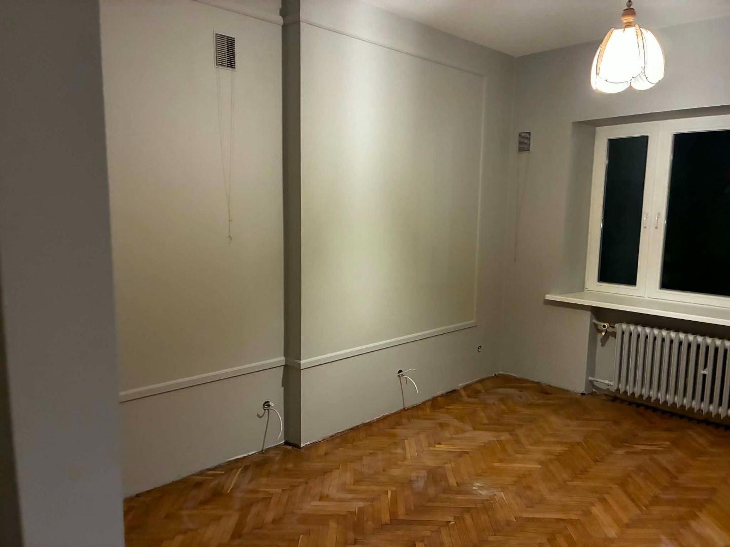 Värvitud tuba parketiga Tallinna korteris